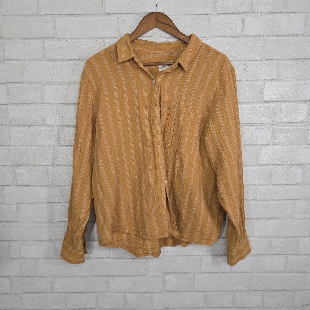 Universal‎ Thread button down top